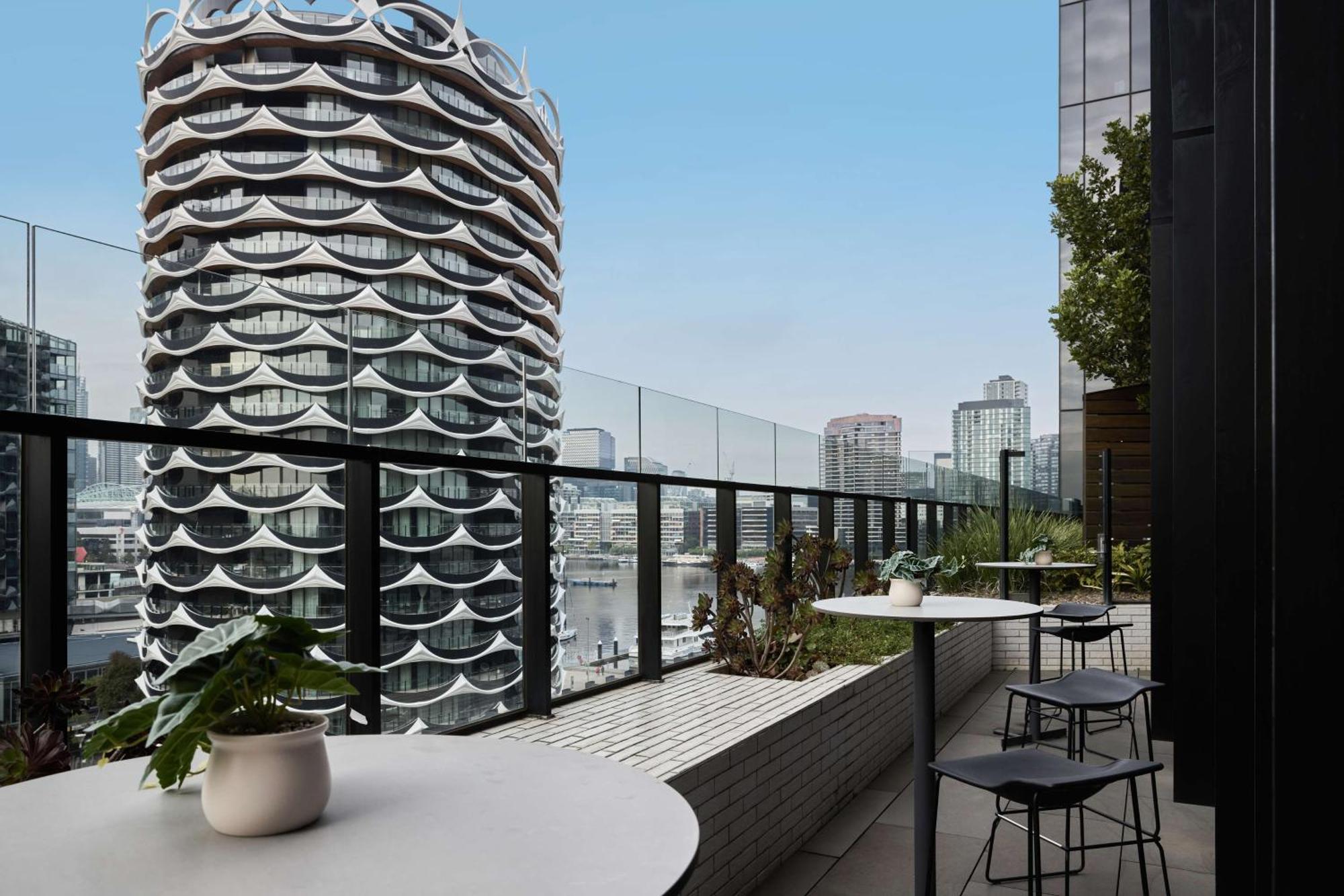 Vibe Hotel Melbourne Docklands Екстериор снимка