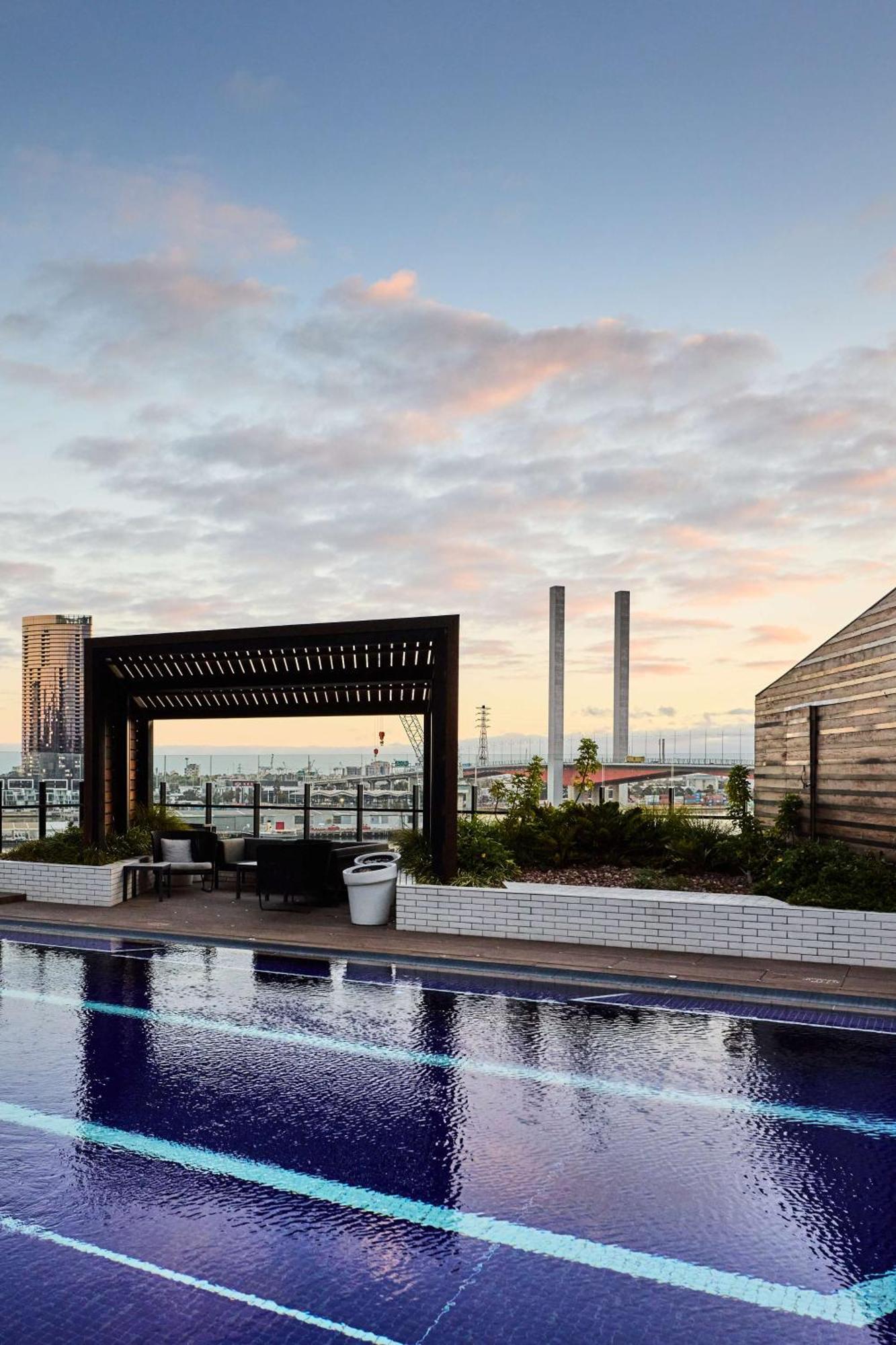Vibe Hotel Melbourne Docklands Екстериор снимка